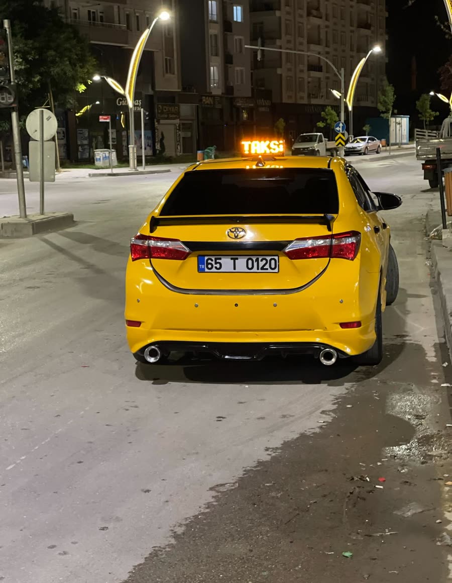 İpekyolu bölgesi taksi durağı aracı, gece ışıklı taksi tepeliği