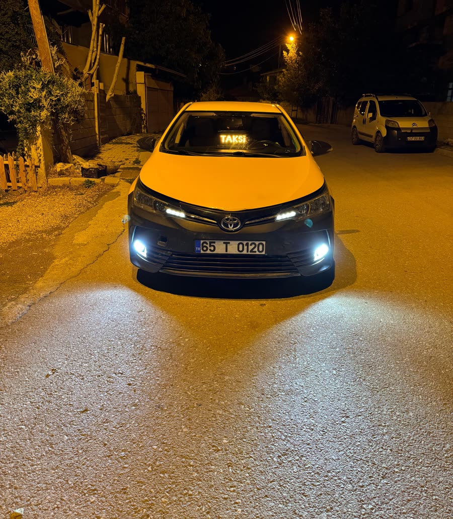 Edremit bölgesi taksi – gece farları yanan sarı taksi
